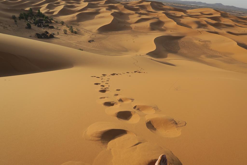 Отель Sahara Tours Luxury Camp Мерзуга Экстерьер фото